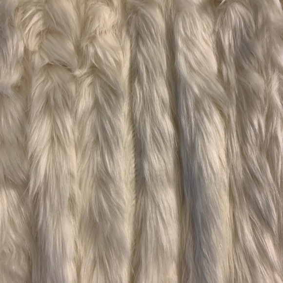 GUESS- Faux Fur Vest - Picture 3 of 6